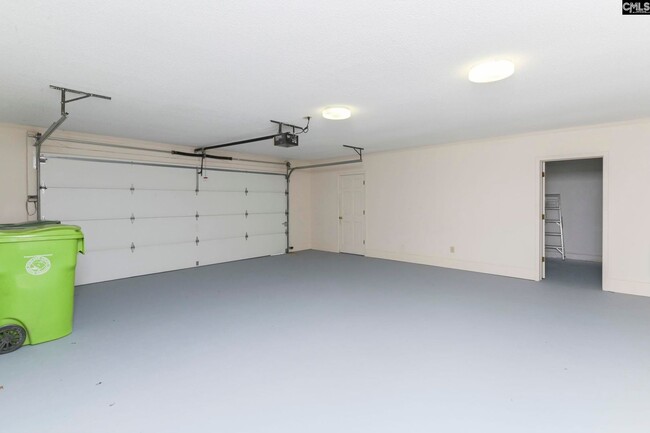 Building Photo - Stunning 5 Bedroom 3 Full Bath and 2 Half ...