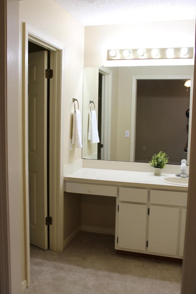 Building Photo - 2138 Edgewood Dr