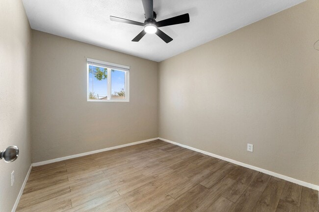 Building Photo - 2614 W Greenway Rd