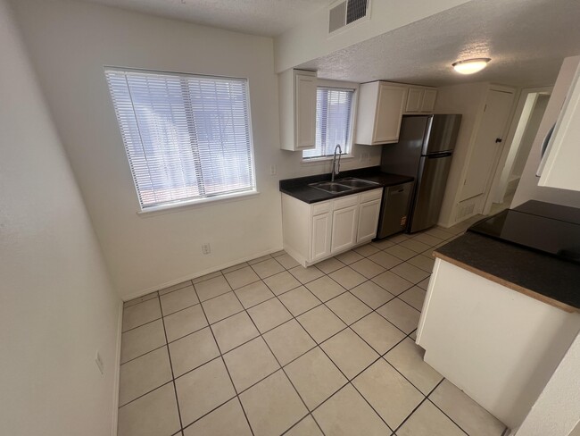 Building Photo - 1005 Dickerson Dr SE