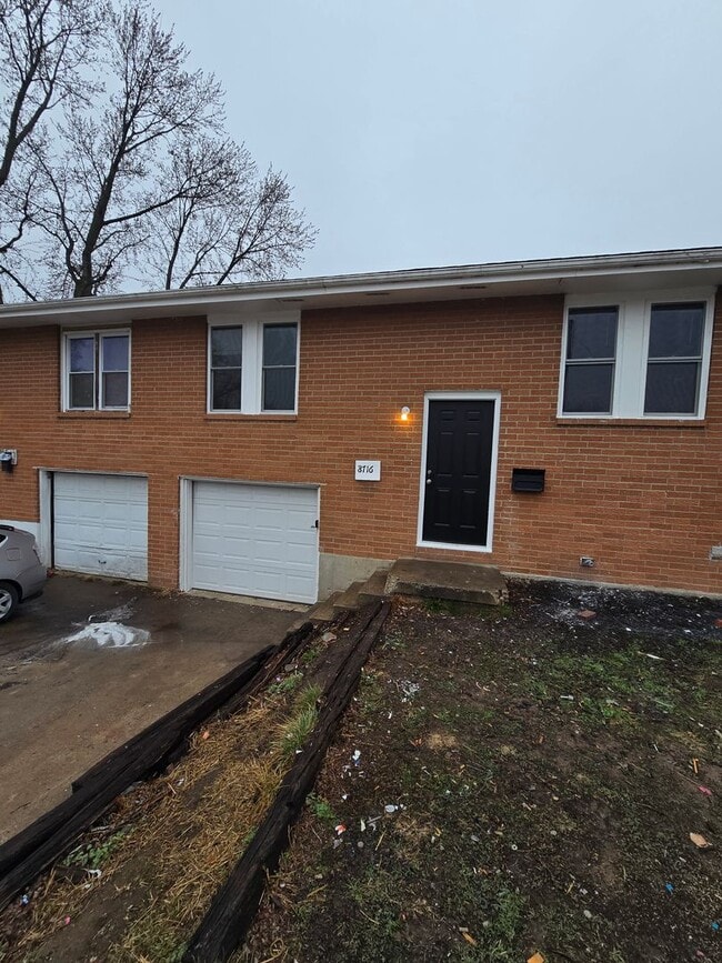 Building Photo - Renovated duplex