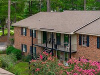 Building Photo - MOVE-IN READY WITH LAUNDRY IN UNIT!!