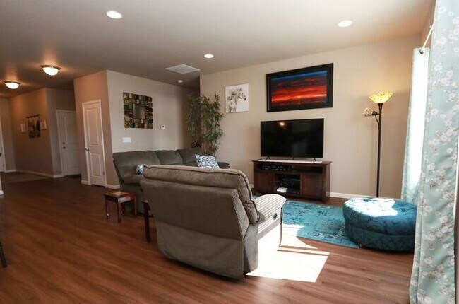 Building Photo - Charming Loveland 3-Bedroom Ranch with Modern Upgrades on a Large Cul-de-Sac Lot