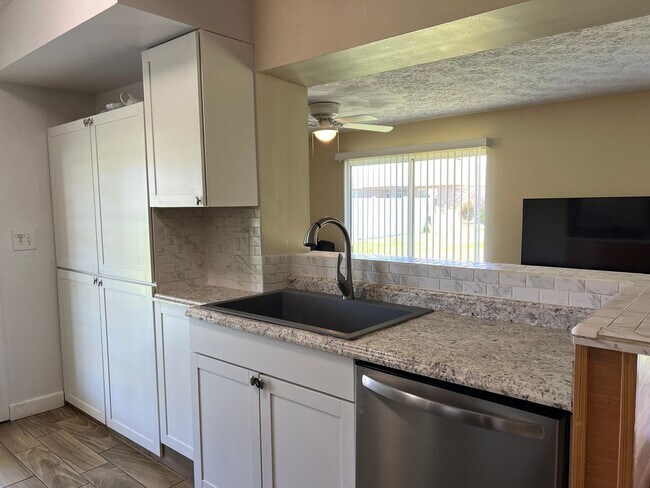 Building Photo - * Coming Soon * Furnished 2/2 in Port St Lucie