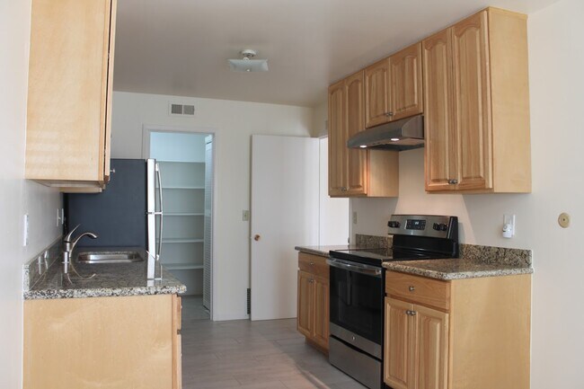 Building Photo - 977 Mangrove Ave