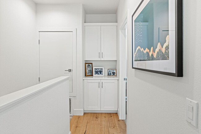 Building Photo - Modern, Stylish Furnished Townhome in Down...