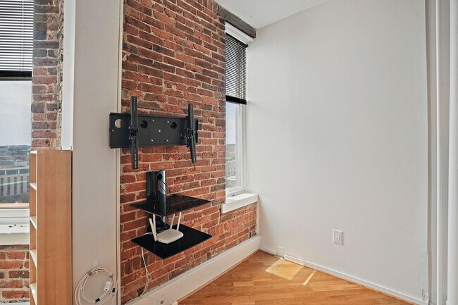 Building Photo - 1615 Q St NW