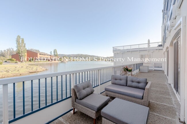 Building Photo - 2BR/2BA Waterfront Corner Condo!  Parking!...