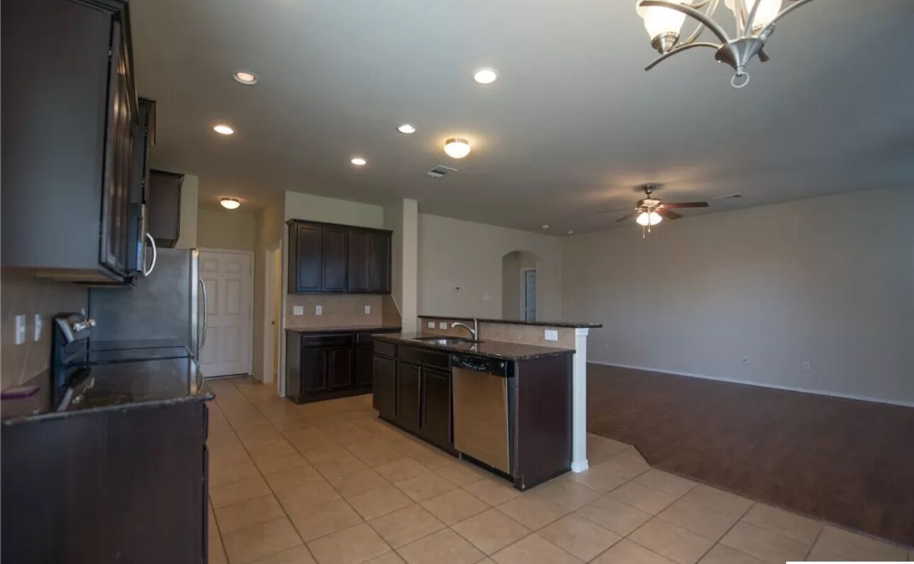 Building Photo - 3403 Cricklewood Dr