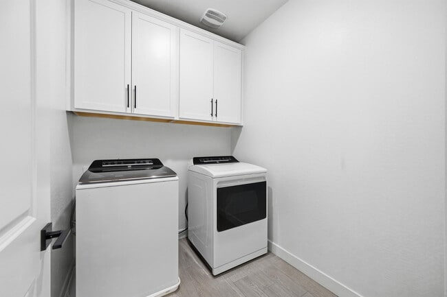 Building Photo - 2452 E Lovebird Ln