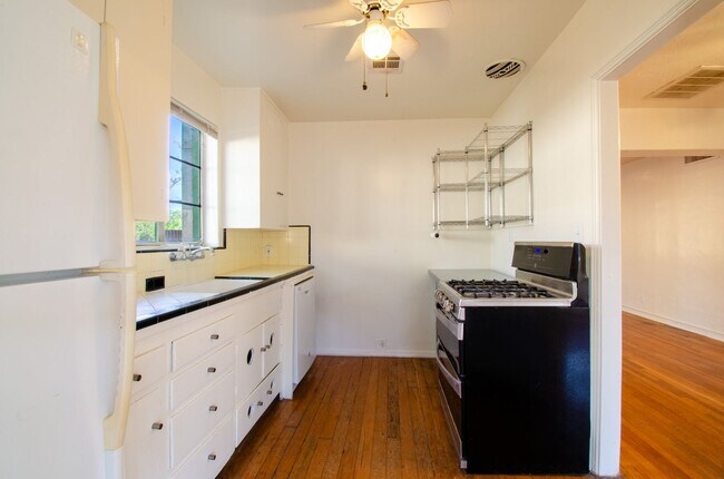 Building Photo - Iconic Sam Hughes Bungalow! Steps away from University of Arizona Main Campus!