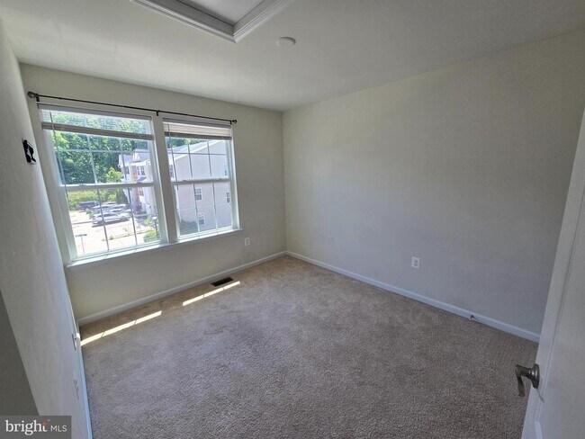 Building Photo - 320 Tree Line Dr