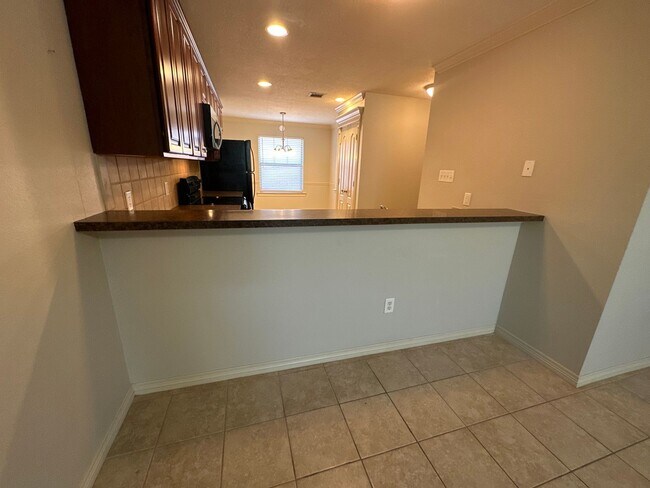 Building Photo - 2 BED 2 BATH TOWNHOME ON SHUTTLE ROUTE NEAR CAMPUS -  WITH POOL!