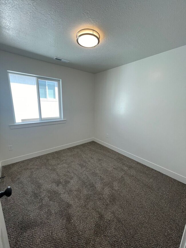 Building Photo - Freshly Updated Townhome with Walk-In Clos...