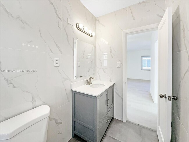 Building Photo - 955 Bay Dr