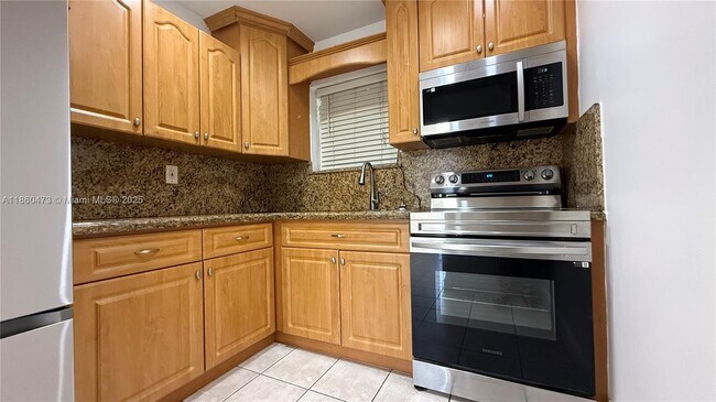 Building Photo - 7470 Miami Lakes Dr