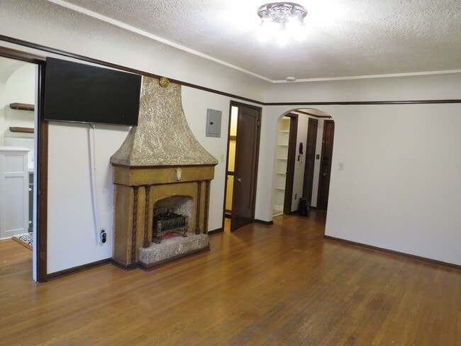 Building Photo - Capitol Hill Studio $1550.00,  W/S/G included. La Flor Condominiums.