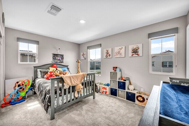 Building Photo - Spacious 5-Bedroom Home with Loft, Pool & Mountain Views