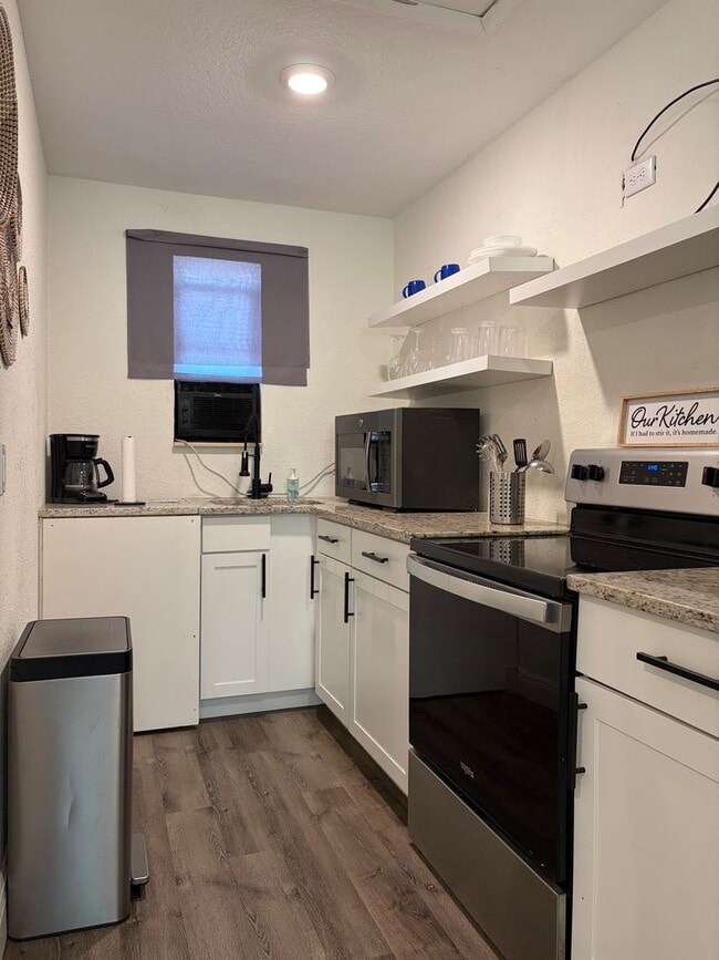 Building Photo - Renovated Studio