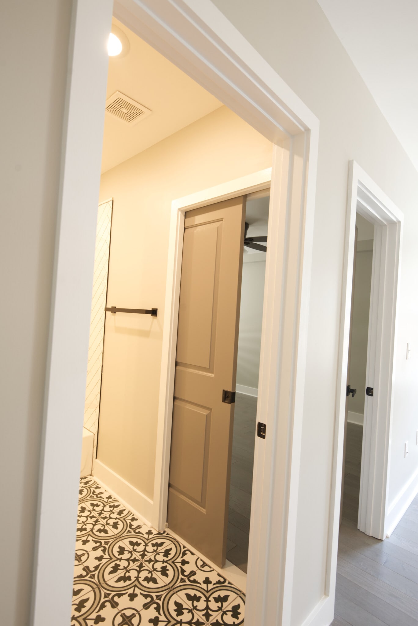 Building Photo - 635 W Pratt St