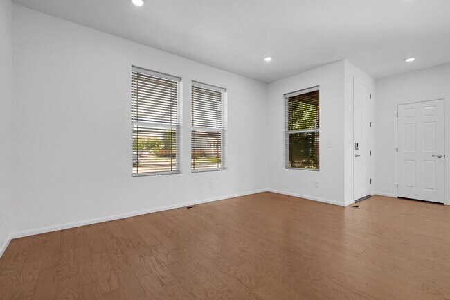 Building Photo - $2,595.00, 3 bed, 2.5 bath Townhouse in Au...