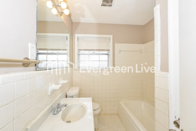 Building Photo - 3332 Clearbrook St