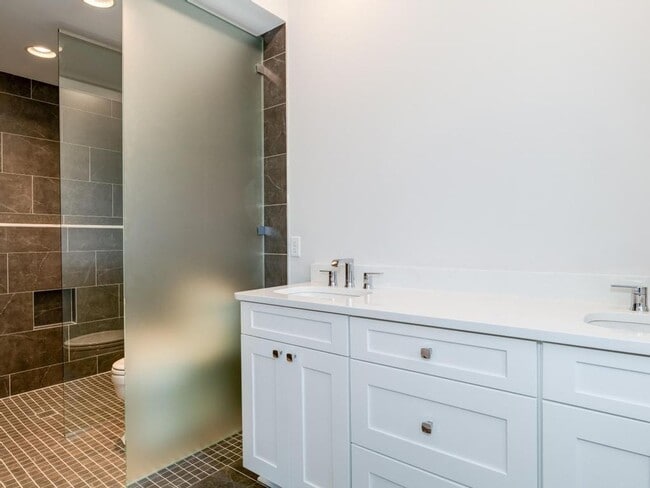 Building Photo - LUXURY  TOWNHOME FOR LEASE