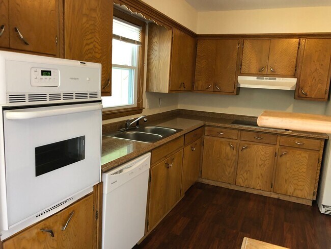 Building Photo - Spacious Home Waiting For You!