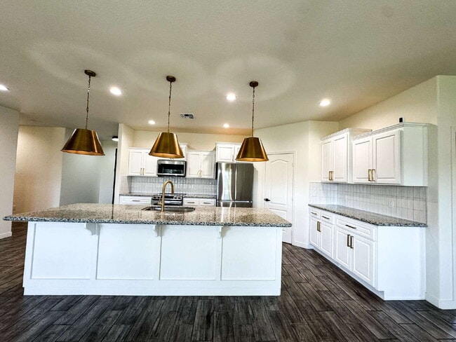 Building Photo - "Spacious 4-Bedroom, 2-Bathroom Home in Yu...