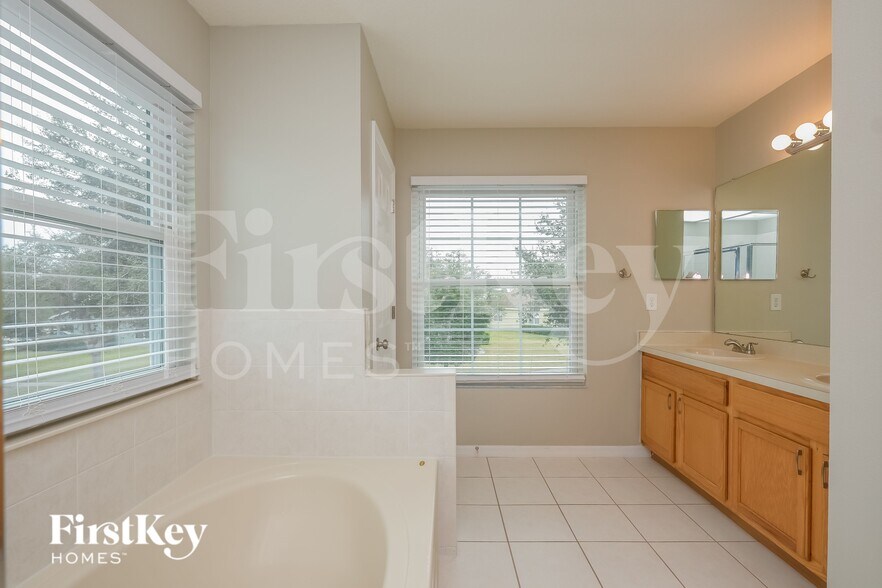 Building Photo - 11108 Creek Haven Dr