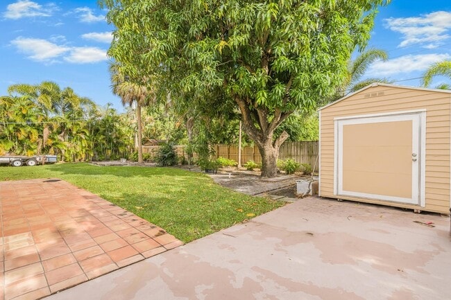 Building Photo - 724 NE 2nd St