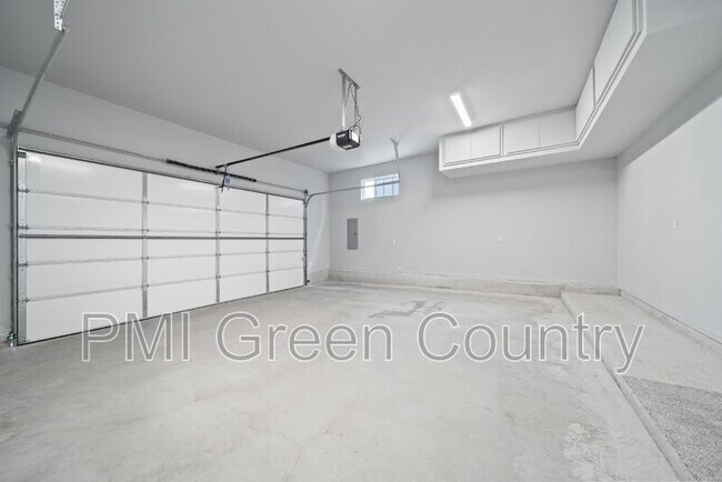 Building Photo - 122 E Elgin St