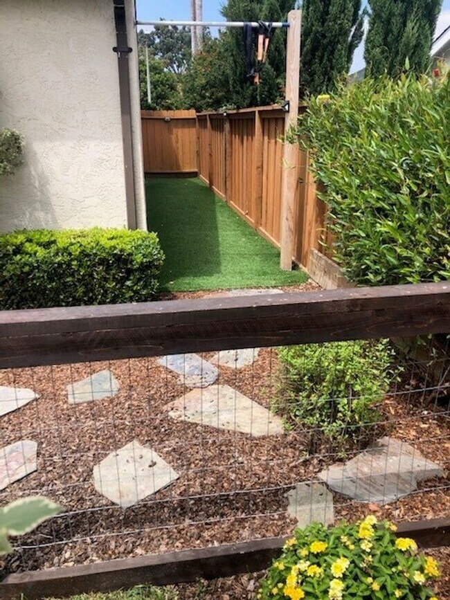 Building Photo - Beautiful Home Located in the very desirab...