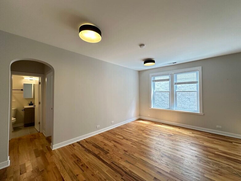 Building Photo - 643 W Wrightwood Ave