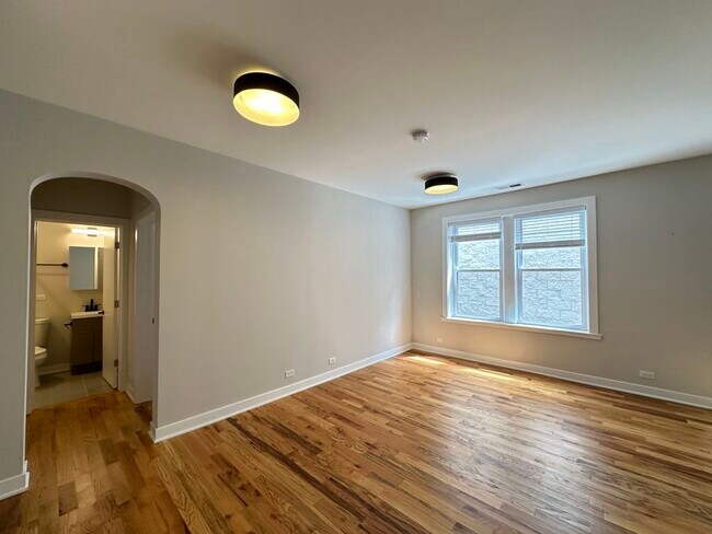 Building Photo - 659 W Wrightwood Ave