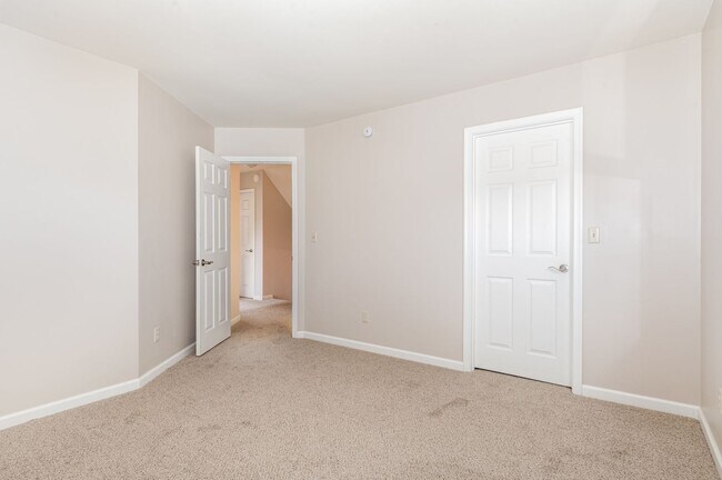 Building Photo - Spacious 3 bedroom Split level