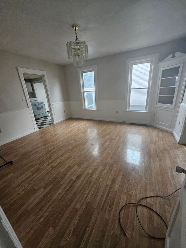 Building Photo - Lower 3 bedroom west side