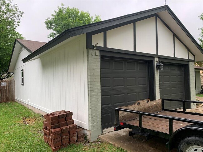 Building Photo - 3503 Roanoke Dr