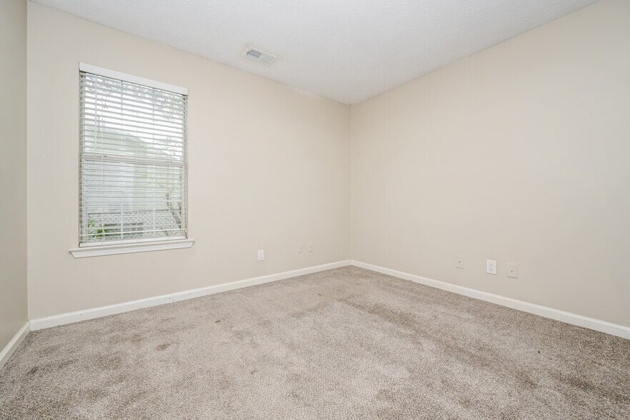 Building Photo - 508 Village Cir