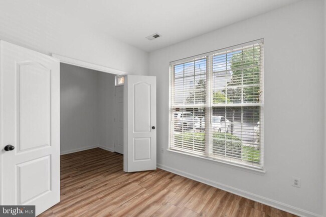 Building Photo - 2372 Woodland Pond Ln