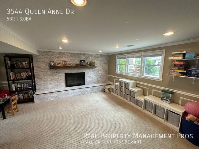 Building Photo - 3544 Queen Anne Dr