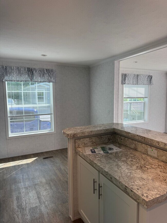 Building Photo - 465-4 Royal Manor Rd-