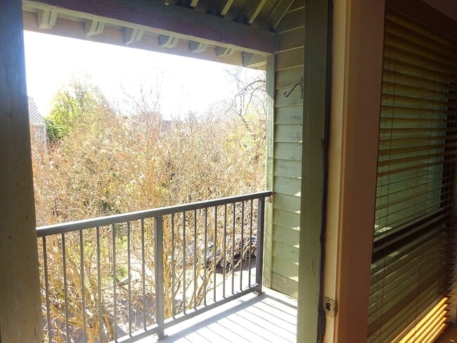 Building Photo - For Lease | 1 Bed, 1 Bath | 650 Sq Ft | Stratford on Baldwin Condo |