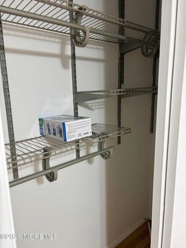 Building Photo - 528 Main St