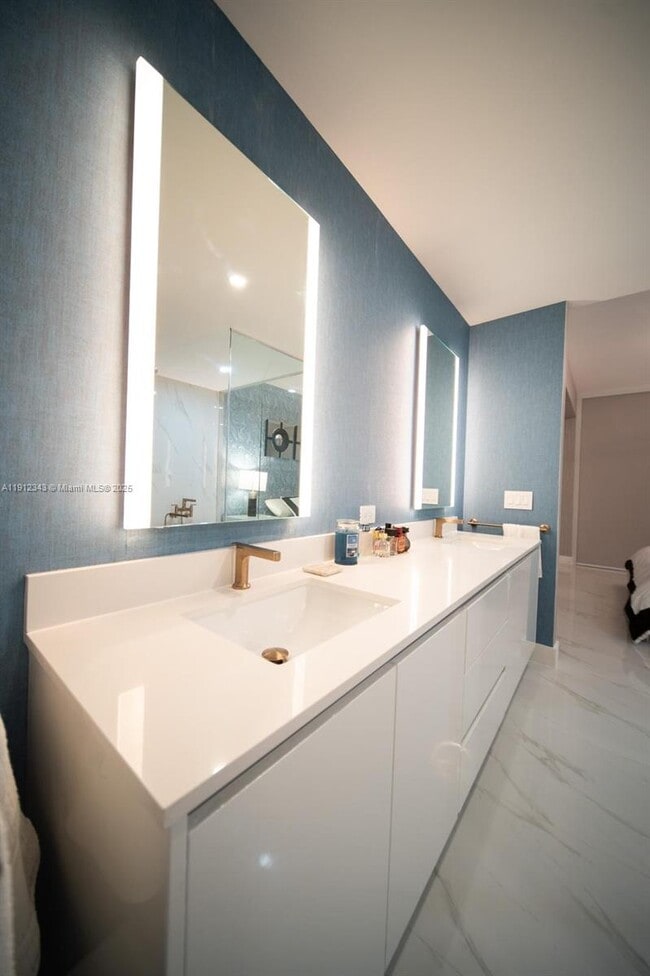 Building Photo - 700 NE 24th St