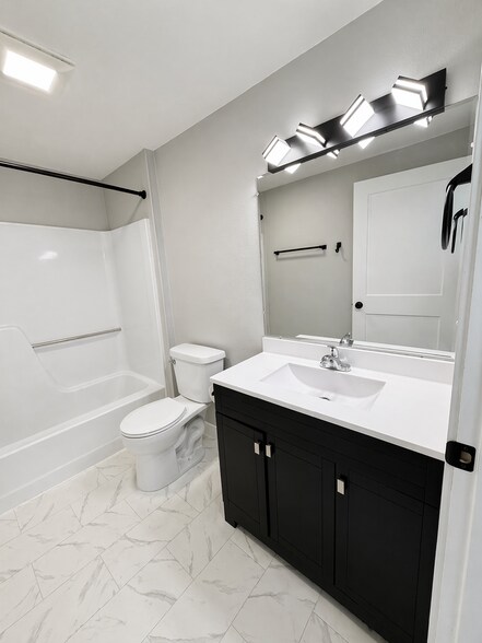 Building Photo - 1413 Charles St