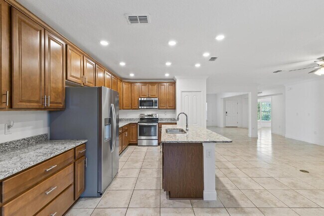 Building Photo - CLOSE TO EVERYTHING!