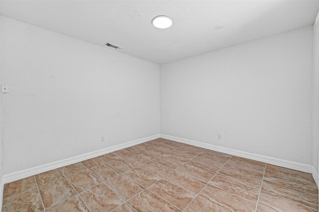 Building Photo - 2223 Courtney Ct