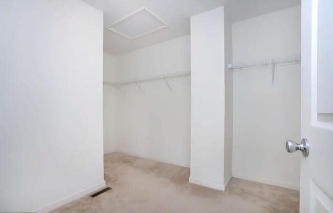 Building Photo - Spacious End-Unit Townhome for Rent in Mer...