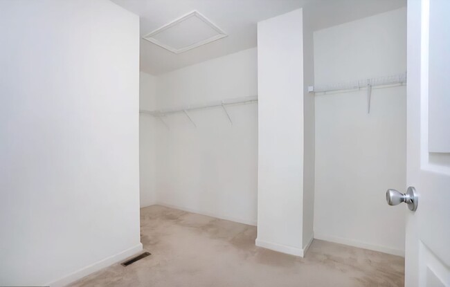 Building Photo - Spacious End-Unit Townhome in Meridian Crossing | 2,850+ Sq Ft | Resort-Style Amenities. $3,095.0...